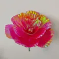 Detalle en primer plano de gran flor decorativa rosa iridiscente para fondo de fiesta. - 45cm / Rojo Metálico