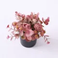 Retro künstliche Rosen und Kamille Topfpflanze mit Eukalyptusblättern für Tischdekor. - Fuchsie