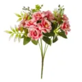 Primer plano de un ramo de rosas rosas artificiales con hojas para decoración hogar - Rosa oscuro