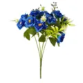 Vista detallada de ramo de rosas azules artificiales con pequeñas flores blancas. - Azul