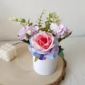 Künstlicher Blumentopf mit rosa und blauer Rose für die Wohndeko - Lila