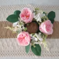 Elegante corona para candelabro con rosas rosadas artificiales, flores de seda y hojas - Guirnalda Rosa Claro Austin