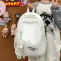 Gros plan sur les détails du sac à dos en cuir blanc avec logo et poche avant. - Coupe régulière / Blanc