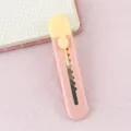 Simpatico mini taglierino rosa e giallo ideale per lo scrapbooking e l'apertura di pacchi - Giallo e Rosa Color-block