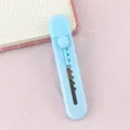 Mini taglierino azzurro per diari e scatole su un elegante sfondo rosa pastel - Blu