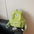 Zaino piccolo casual in nylon verde chiaro da donna, borsa scolastica semplice ed elegante. - Verde