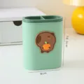 Kreativer salbeigrüner Stiftehalter mit zwei Fächern und niedlichem Wasserschwein Design - Capybara mit Orange