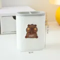 Multifunktionaler weißer Stifthalter aus Kunststoff mit süßem Capybara-Cartoon, 10,3 cm. - Capybara mit Buchstaben