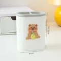 Süßer weißer Stifthalter mit zwei Fächern und niedlichem Bären-Zitronen-Design. - Capybara mit Zitrone