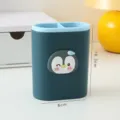 Dunkelblauer Stifthalter mit zwei Fächern und süßem Pinguin-Motiv für den Schreibtisch - Kleiner Pinguin