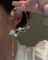 Vista dettagliata di un ear cuff a rosa vintage dorata con fiore bianco e cristallo. - Manicotto Orecchio Rosa (Orecchio Destro Solo) / Pezzo Singolo (1878) / Oro