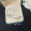 Elegante ear cuff de mariposa y flor con borlas y circonitas en caja de regalo verde - Pendiente Mariposa Flor (Oreja Izquierda Solo) / Pieza Única (1864) / Plateado