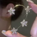 Elegante pendiente de cartílago floral dorado con brillantes cristales de circón - Pendiente de Oreja Flor (Oreja Izquierda Solo) / Pieza Única (R0355) / Dorado