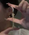 Elegante manguito de oreja de mariposa dorado con perlas y borlas para orejas sin agujeros. - Pendiente Perla Flor (Oreja Derecha Solo) / Pieza Única (R1017) / Dorado