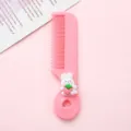 Peigne à cheveux rose en plastique avec charmant lapin et décor de fraise pour usage quotidien. - Petit Lapin Fraise