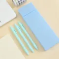Set de papelería pastel con un estuche azul y tres bolígrafos de color verde menta - Estilo Simple / Azul