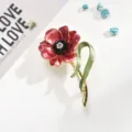 Dettaglio macro dell'elegante spilla a fiore di papavero rosso con foglia verde - Fiore Sfumato Rosso Con Strass (AL669301365390)