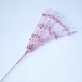 Detailaufnahme eines rosa Glitzer-Beerenzweigs für elegante Weihnachtsdekoration - Rosa