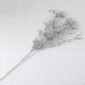 Detailaufnahme eines silbernen Glitzerbeeren-Zweigs für Weihnachts- und Partydekoration - Silber