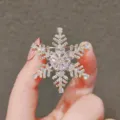 Vue détaillée d'une broche flocon de neige en cristal étincelant pour tenue de fête. - Style Transparent Pavé / Env. 4cm / Or Transparent (b5)
