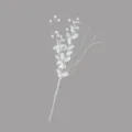 Gros plan détaillé d'une branche de décoration de Noël blanche et pailletée avec des baies. - Blanc