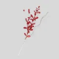 Gros plan de la branche décorative de sapin de Noël pailletée rouge avec baies et feuilles. - Rouge
