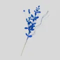 Vista dettagliata del ramo floreale con glitter blu per albero di Natale, perfetto per le feste. - Blu zaffiro