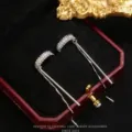 Λεπτομέρεια από ασημί σκουλαρίκια με φούντες και λαμπερά ζιργκόν σε βελούδινο κουτί - Στυλ με Στρας και Κρόσσια (R0926) / Ένα Ζευγάρι / Ασημί