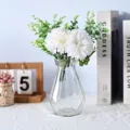 Künstliche weiße Kugel-Chrysantheme und Eukalyptus-Strauß in einer klaren facettierten Glasvase - Geometrische Glasvase (Vase 1) / 15cm Kaliber 5.5cm
