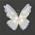 Detailansicht eines weißen Schmetterlings aus Mesh mit warmen LED-Lichterketten zur Deko. - Weiß