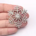 Broche flocon de neige en argent étincelant avec cristaux blancs tenue à la main. - Style Grande Pierre Principale Argent / Argent Pavé (g7)