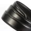 Détail rapproché d'une sangle de ceinture en cuir de vachette noir avec coutures fines pour homme - 110-130CM / 220 Motif / 3,0 cm de Large / Noir
