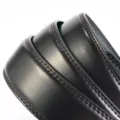 Détail d'une ceinture en cuir marron foncé pour hommes avec des coutures fines - 110-130CM / 94 Motif / 3,0 cm de Large / Noir