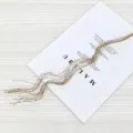 Primo piano dettagliato di rami di tinsel glitterati dorati per decorazioni - Oro champagne