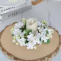 Couronne de bougie florale blanche avec base en bois et bougie LED pour décoration de table. - Blanc