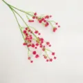 Detalle de rama de gypsophila rosa artificial, ideal para decoración y accesorios. - Rojo