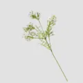 Nahaufnahme Detail einer künstlichen weißen Schleierkrautstiels, feines Blumenarrangement. - Weiß