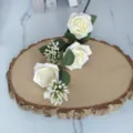 Vista detallada de rosas crema artificiales con frutos blancos de Milán en madera - Blanco