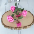 Rosas artificiales rosas y bayas de Milán en una rodaja de madera para decorar - Rosa rojo