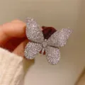 Détail d'une élégante broche papillon sertie de zircons et ornée d'une rose rouge - Broche Papillon en Argent(1701) / Argent