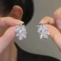 Λεπτομέρεια σκουλαρικιών φύλλο σφενδάμου με λαμπερές ζιργκόν πέτρες υψηλής ποιότητας - Στυλ Φύλλο Σφενδάμου (R1148)