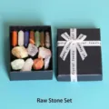 Naturheil-Kristall-Set mit hexagonalen Säulen in einer hochwertigen schwarzen Box - Natürliche Siebenfarbige Rohstein Hexagonale Säule Geschenkbox / Geschenkbox