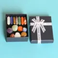 Natur-Chakra-Kristall-Set mit hexagonalen Säulen und Trommelsteinen in Geschenkbox - Natürliche Siebenfarbige Trommelstein Hexagonale Säule Geschenkbox / Geschenkbox