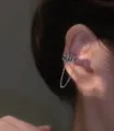 Λεπτομέρεια από αστραφτερό σκουλαρίκι ear cuff με ζιργκόν για αυτιά χωρίς τρύπες - Σκουλαρίκι Ear Cuff με Κύκλο και Κρόσσια (R2039) / Μονό δεξί αυτί / Ασημί