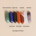 Set mit 7 natürlichen Edelstein-Hexagonalkristallsäulen inklusive Amethyst und Quarz - Natürliche Siebenfarbige Hexagonale Säule Im Samtbeutel / Samt Beutel
