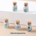 Pequeñas botellas de vidrio de deseos con trozos de cristal de aguamarina natural y corcho - Botella: 20x32mm Piedra: 3-5mm / Botella de Deseos de Aguamarina Natural