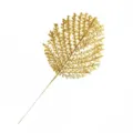 Detailansicht eines künstlichen Kiefernblatts mit goldenem Glitzer für die Weihnachtsdeko. - Gold