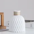 Minimalistische weiße strukturierte Keramikvase mit rustikalem Garn für Wohndeko - Strukturierte Keramikvase (Vase 2) / 15x11cm