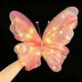 Großer leuchtender rosa Netzschmetterling mit LED-Lichtern für Hochzeitsdekoration. - Buntes Pulver