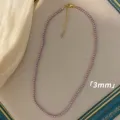 Primo piano di collana di perle rosa viola da 3 mm con chiusura dorata su cornice - Collana / 3mm / Viola